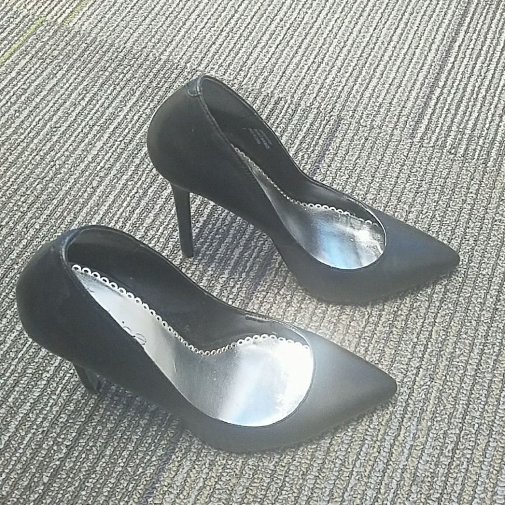 Black bebe pumps